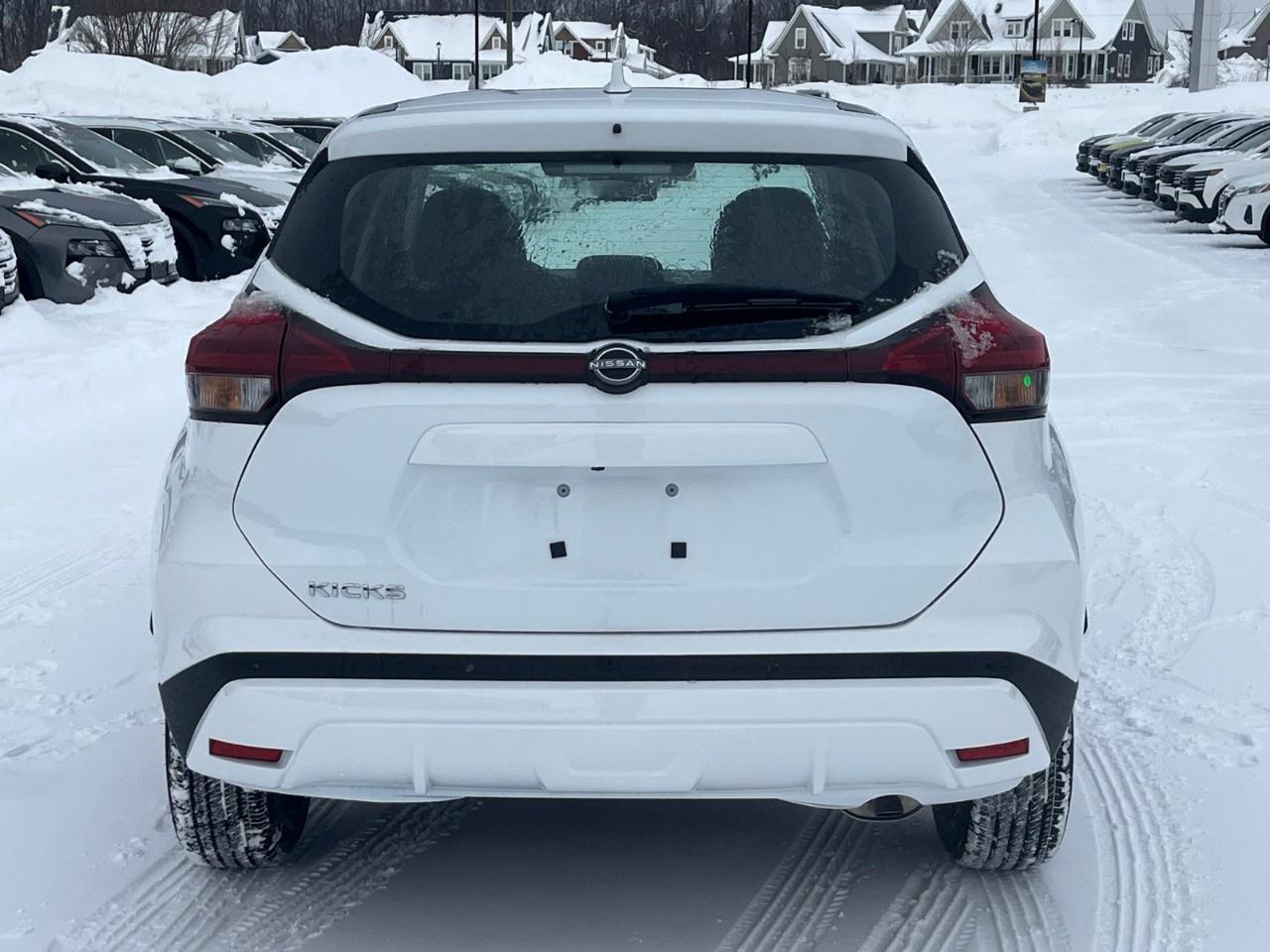 2025 Nissan Kicks Play S FWD Photo