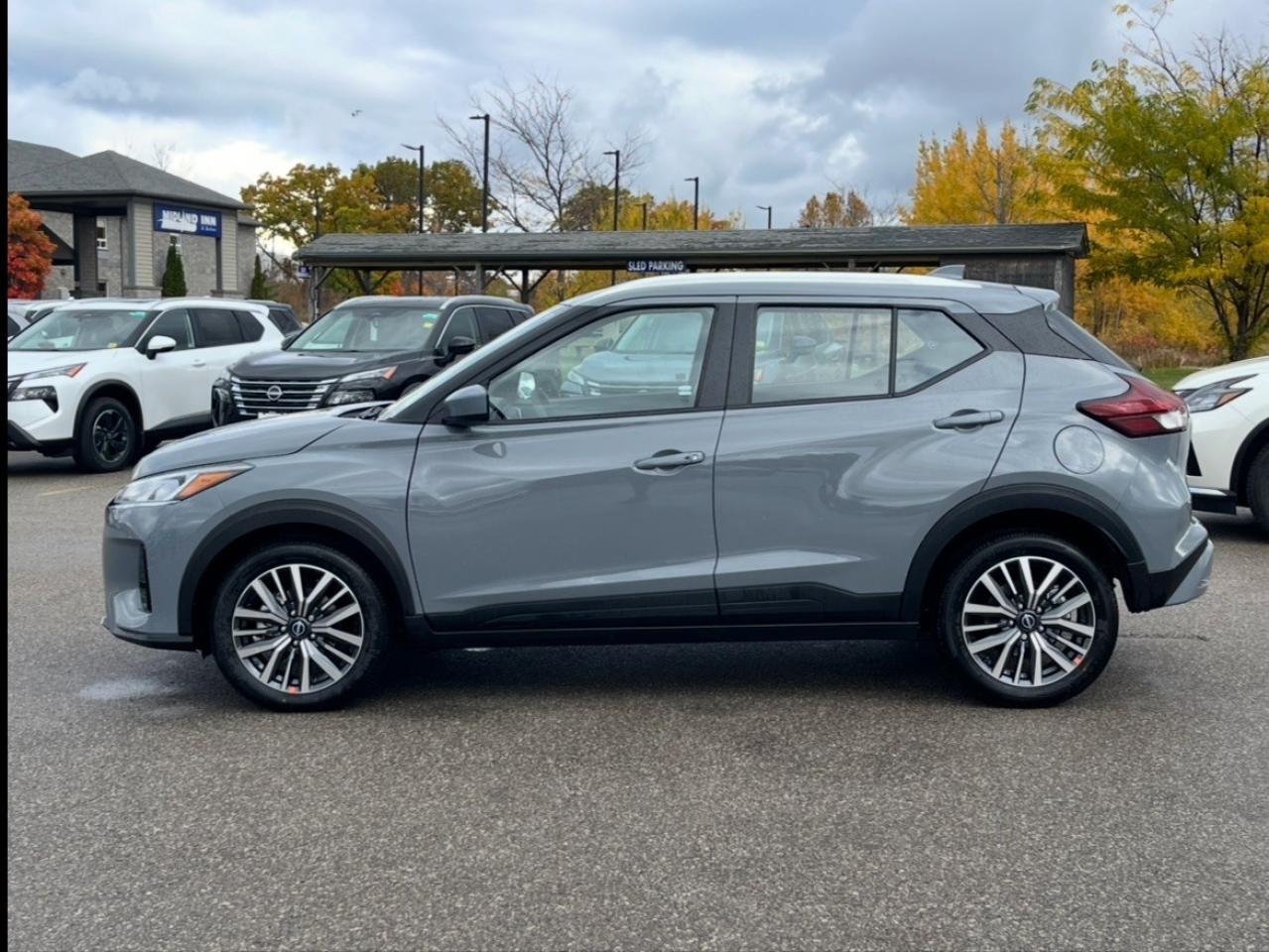 2025 Nissan Kicks Play SV FWD Photo4