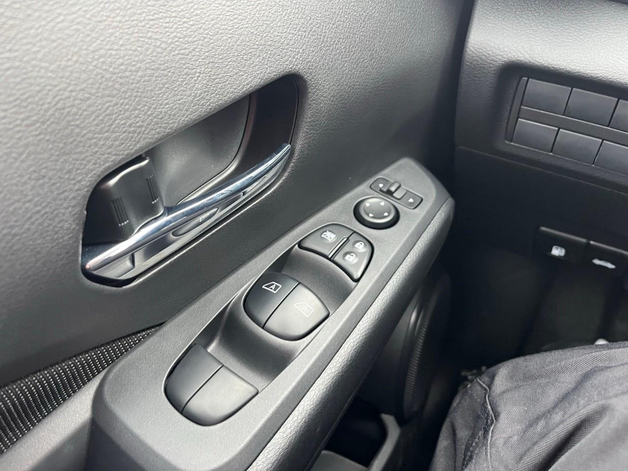 2025 Nissan Kicks Play SV FWD Photo