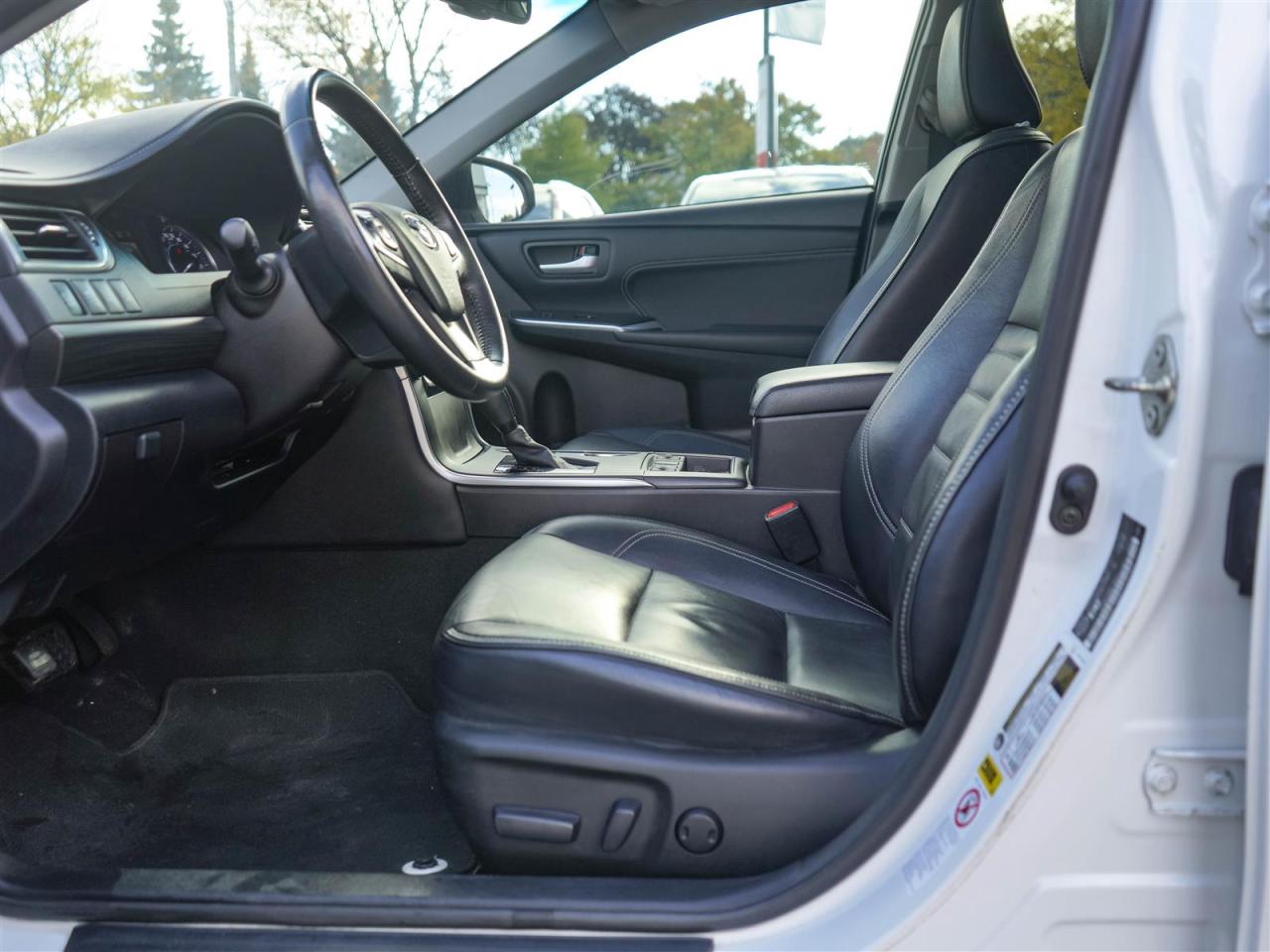 2017 Toyota Camry HYBRID XLE | HYBRID | LEATHER | NAV | NO ACCIDENTS Photo