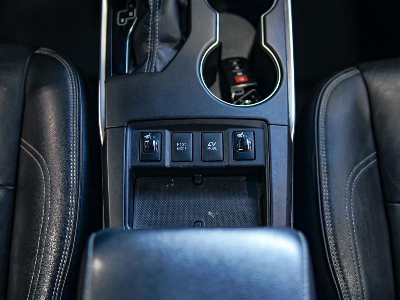 2017 Toyota Camry HYBRID XLE | HYBRID | LEATHER | NAV | NO ACCIDENTS Photo