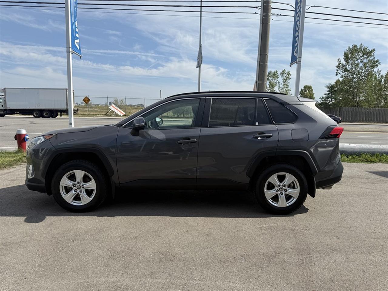 2021 Toyota RAV4 XLE HV Photo