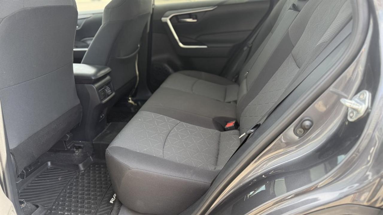 2021 Toyota RAV4 XLE HV Photo