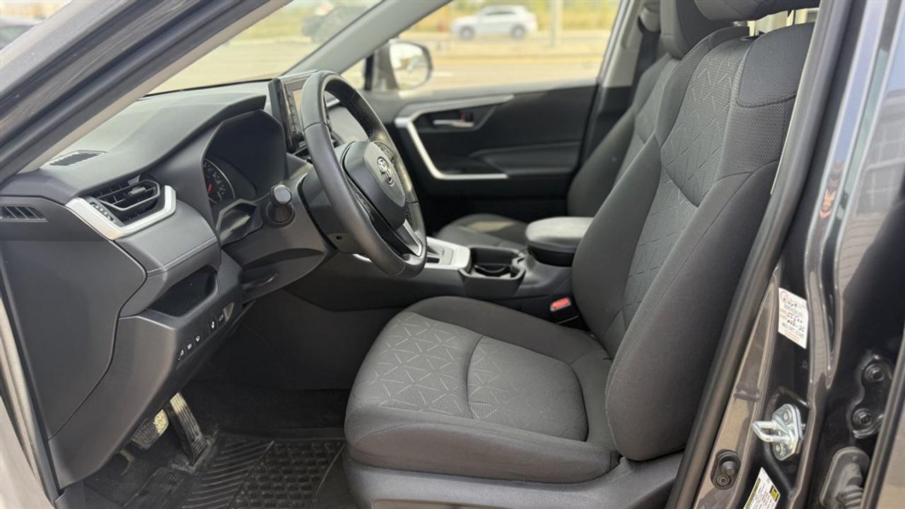 2021 Toyota RAV4 XLE HV Photo