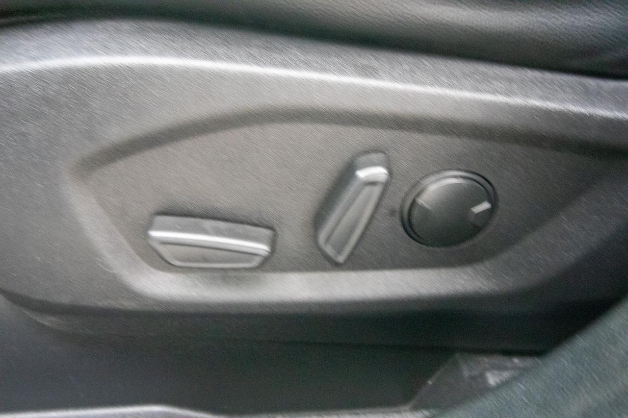 2023 Ford Edge Titanium AWD Photo5