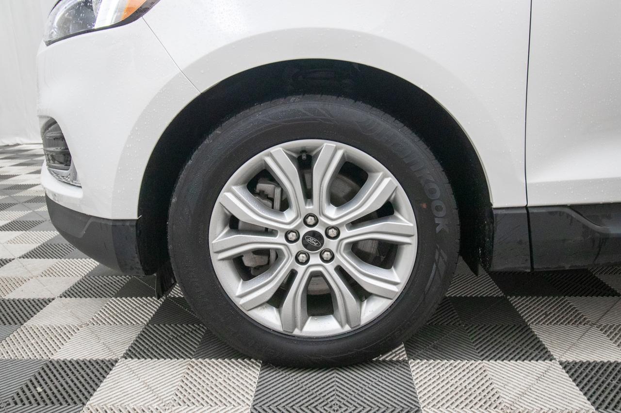 2023 Ford Edge Titanium AWD Photo5