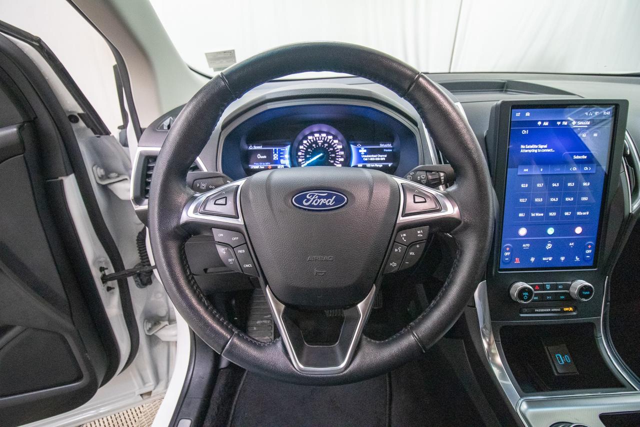 2023 Ford Edge Titanium AWD Photo5