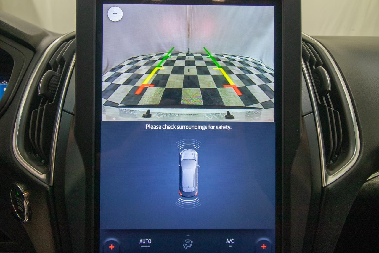 2023 Ford Edge Titanium AWD Photo5