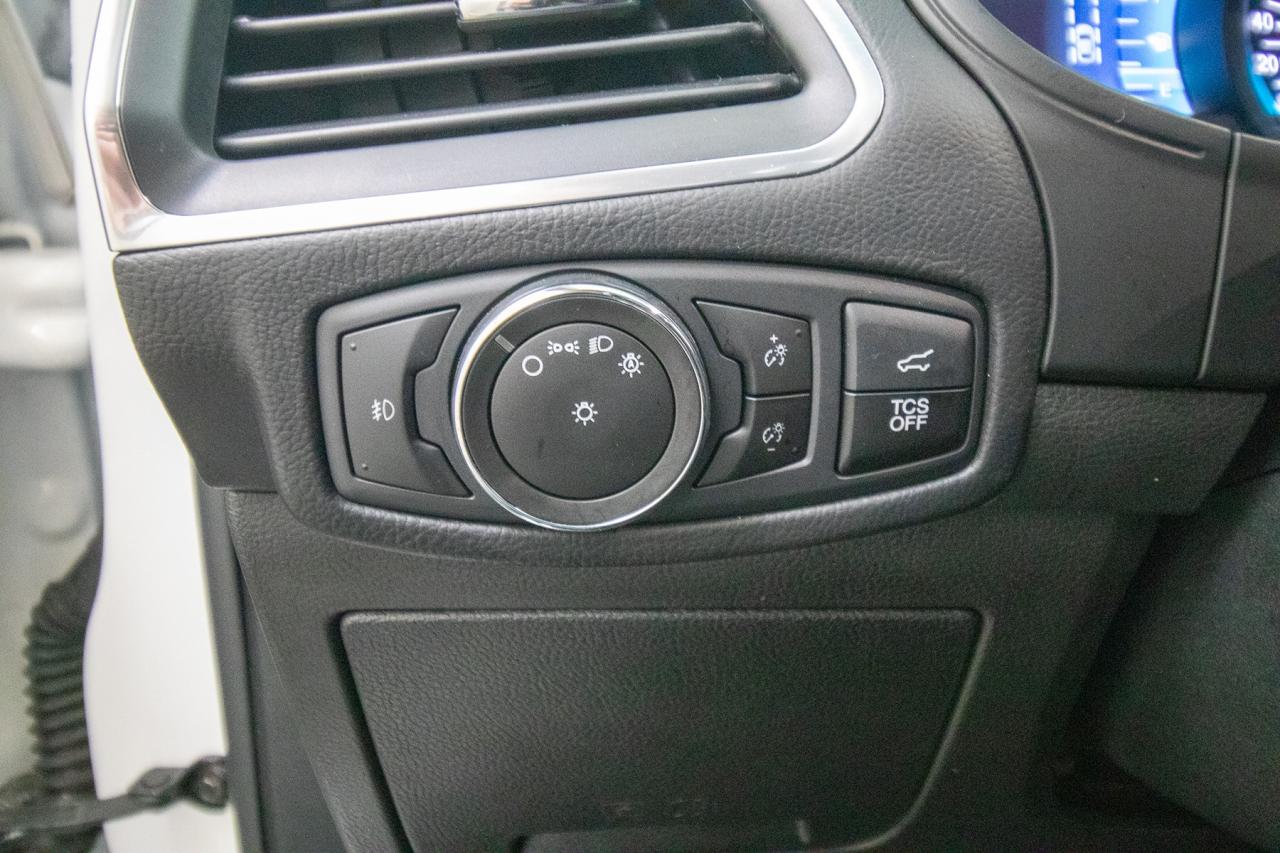 2023 Ford Edge Titanium AWD Photo5