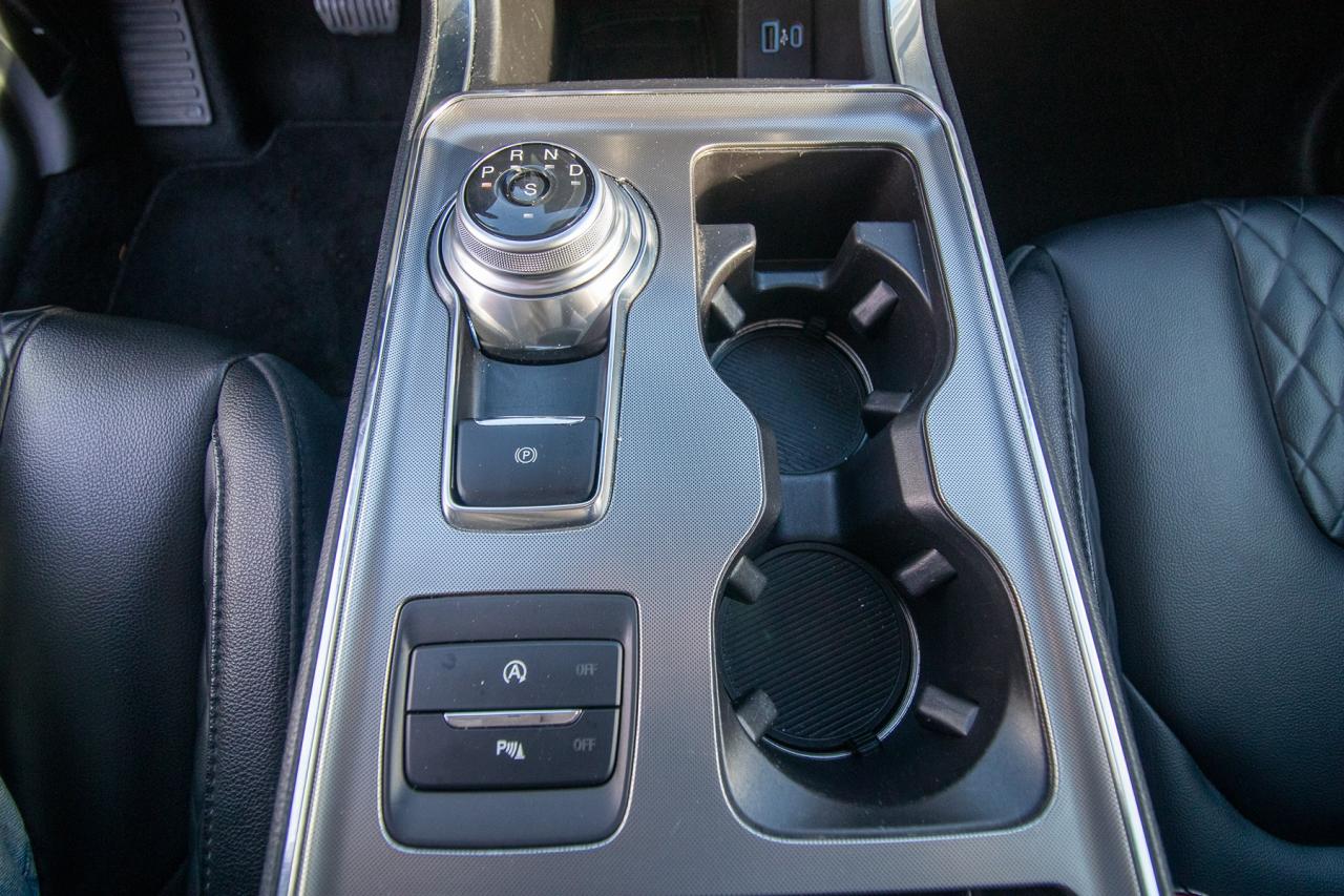 2023 Ford Edge Titanium AWD Photo5