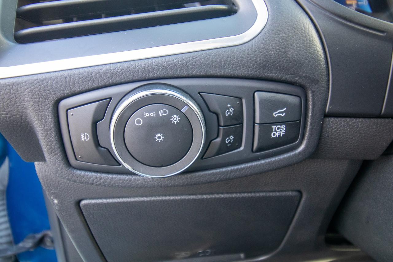 2023 Ford Edge Titanium AWD Photo5