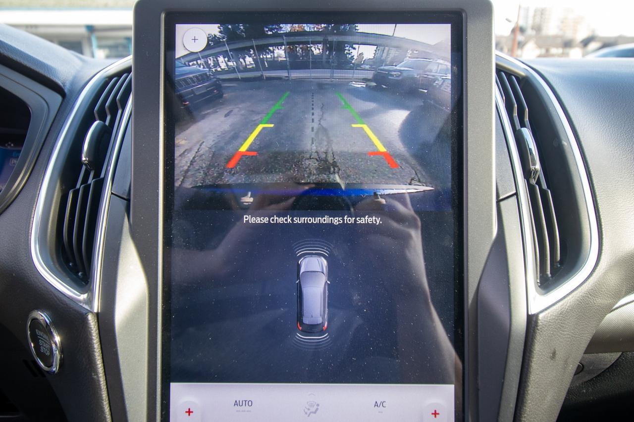 2023 Ford Edge Titanium AWD Photo5