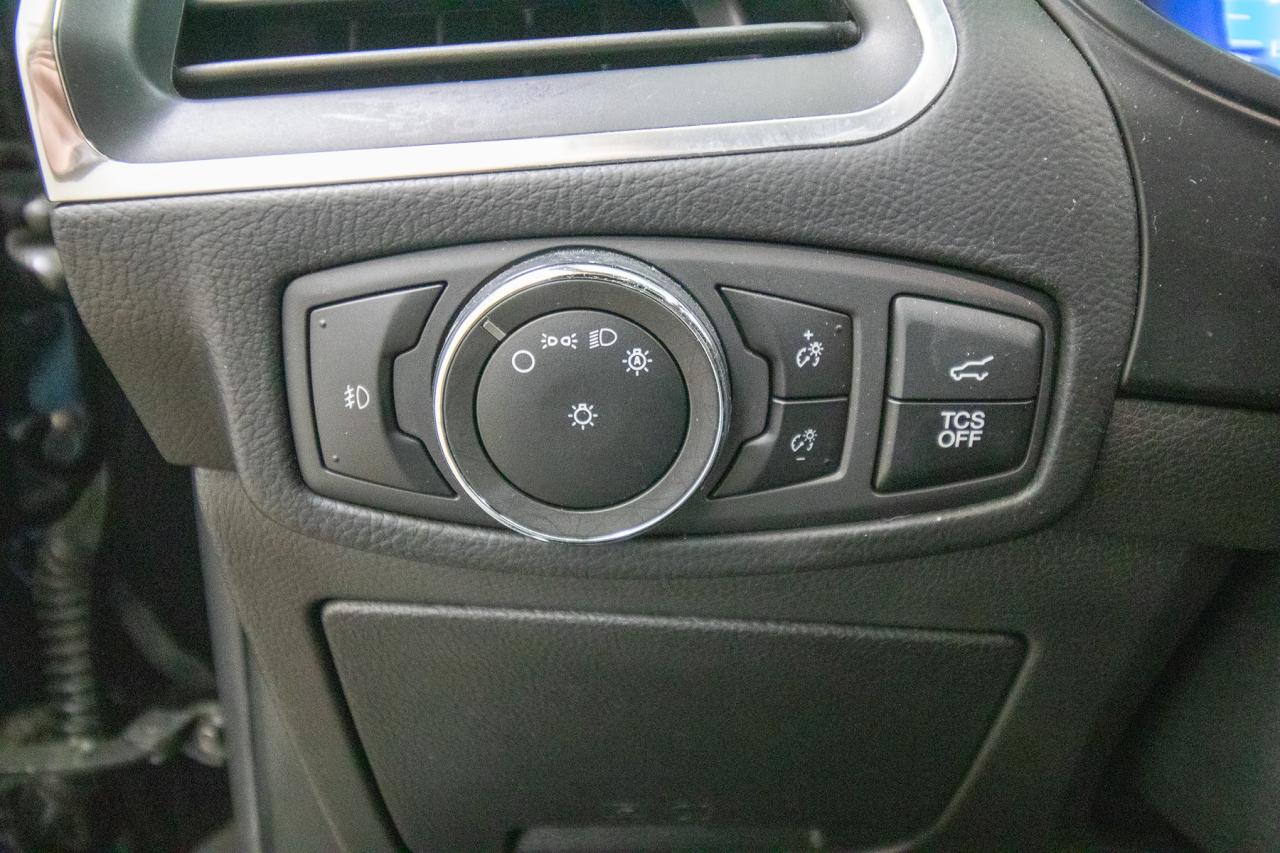 2023 Ford Edge Titanium AWD Photo5