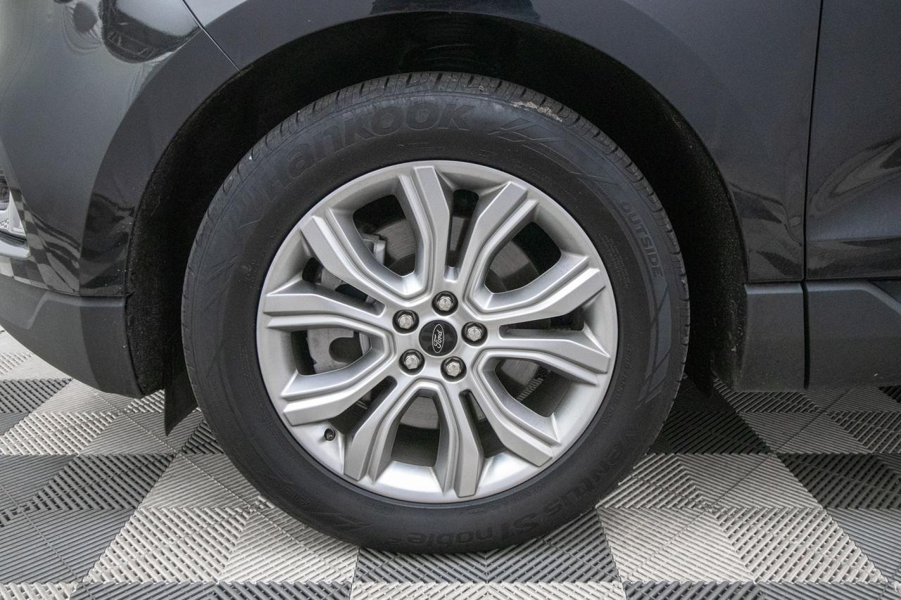 2023 Ford Edge Titanium AWD Photo5