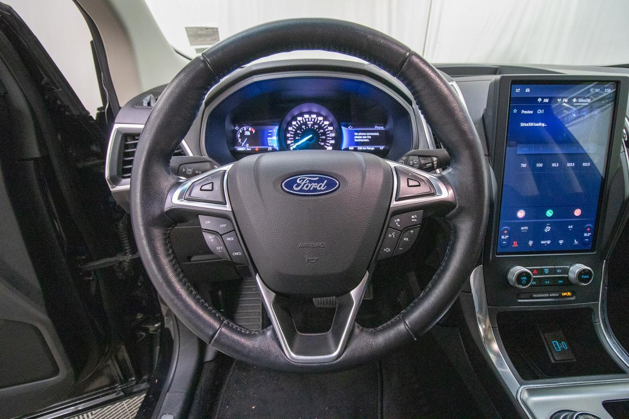 2023 Ford Edge Titanium AWD Photo5