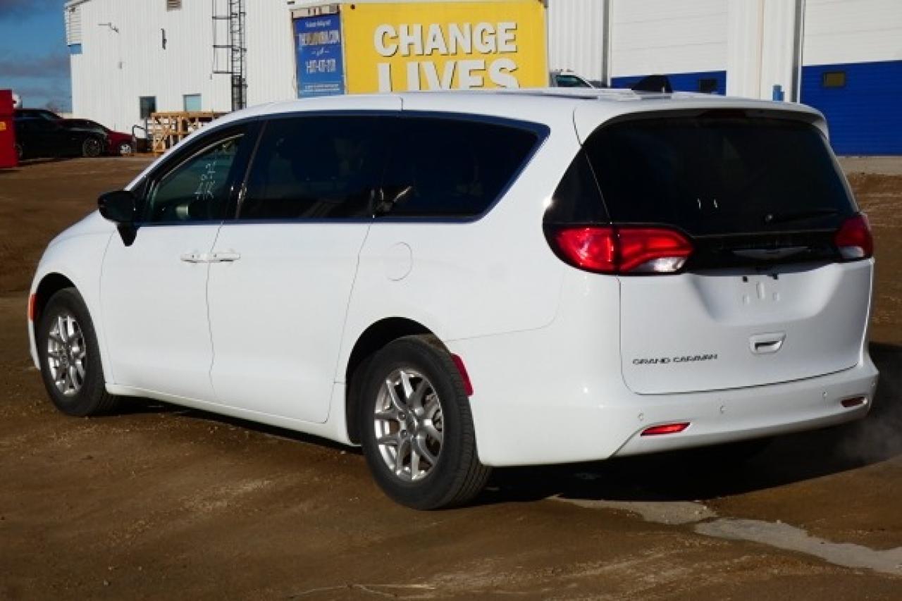 2024 Chrysler Grand Caravan SXT 2WD w/Htd cloth, Htd wheel, NAV, BUC - Photo #8