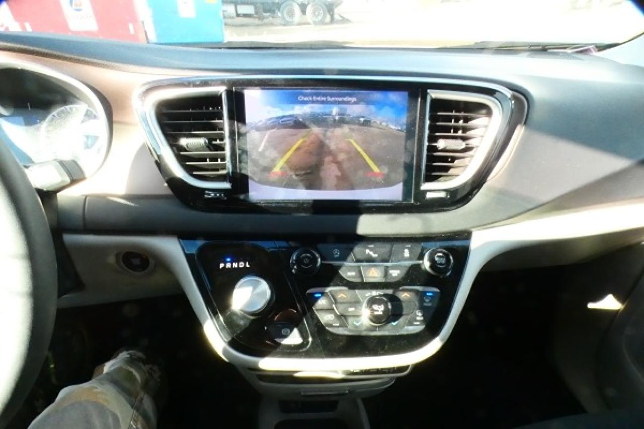 2024 Chrysler Grand Caravan SXT 2WD w/Htd cloth, Htd wheel, NAV, BUC - Photo #17