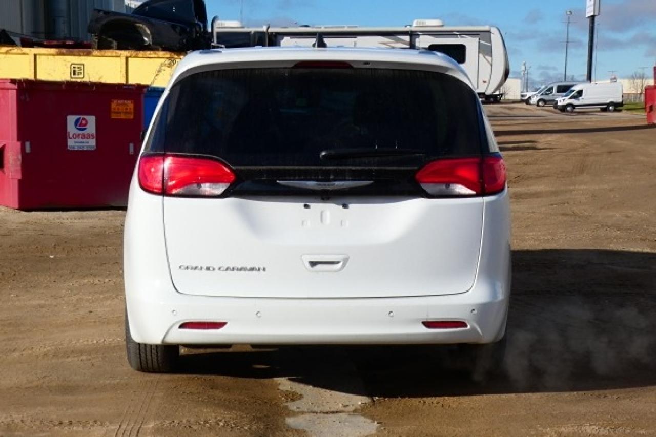 2024 Chrysler Grand Caravan SXT 2WD w/Htd cloth, Htd wheel, NAV, BUC - Photo #7