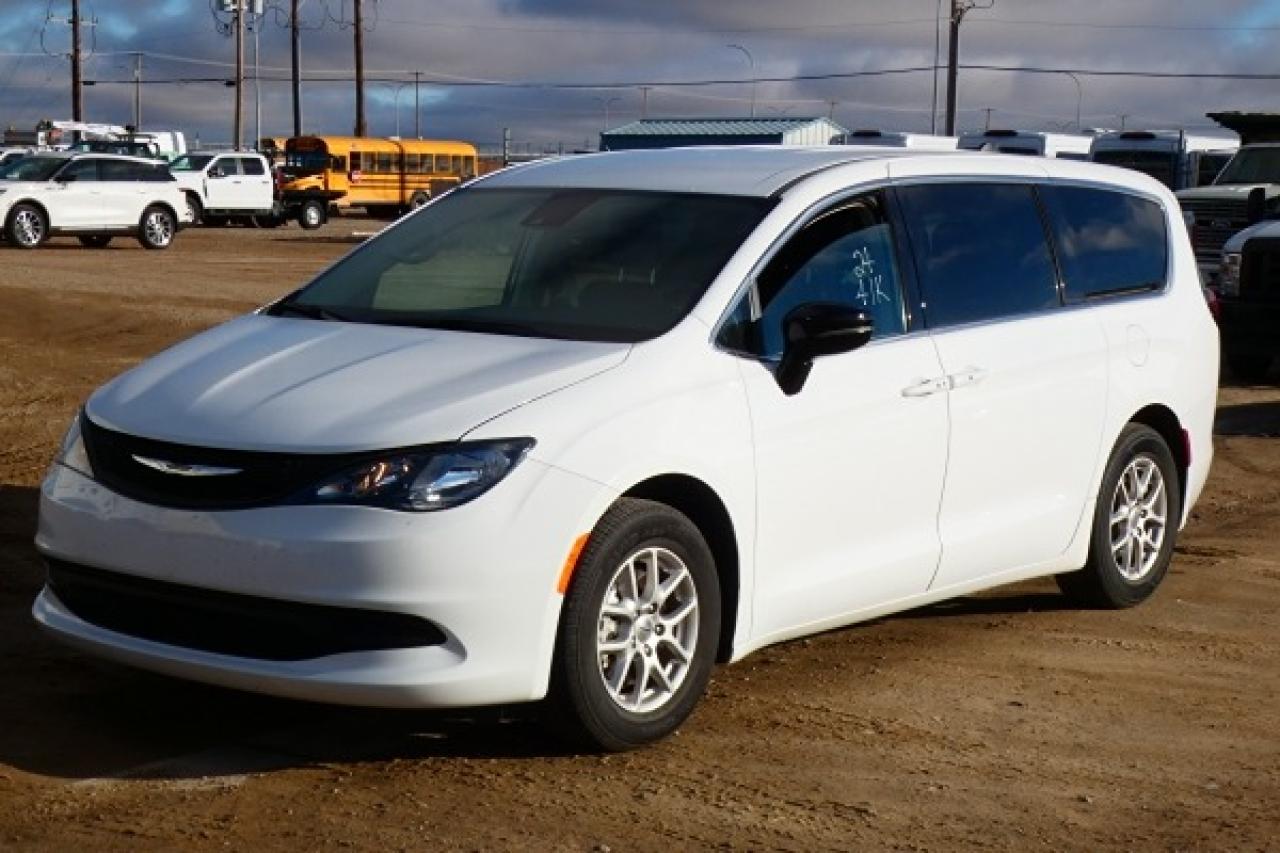 2024 Chrysler Grand Caravan SXT 2WD w/Htd cloth, Htd wheel, NAV, BUC - Photo #2