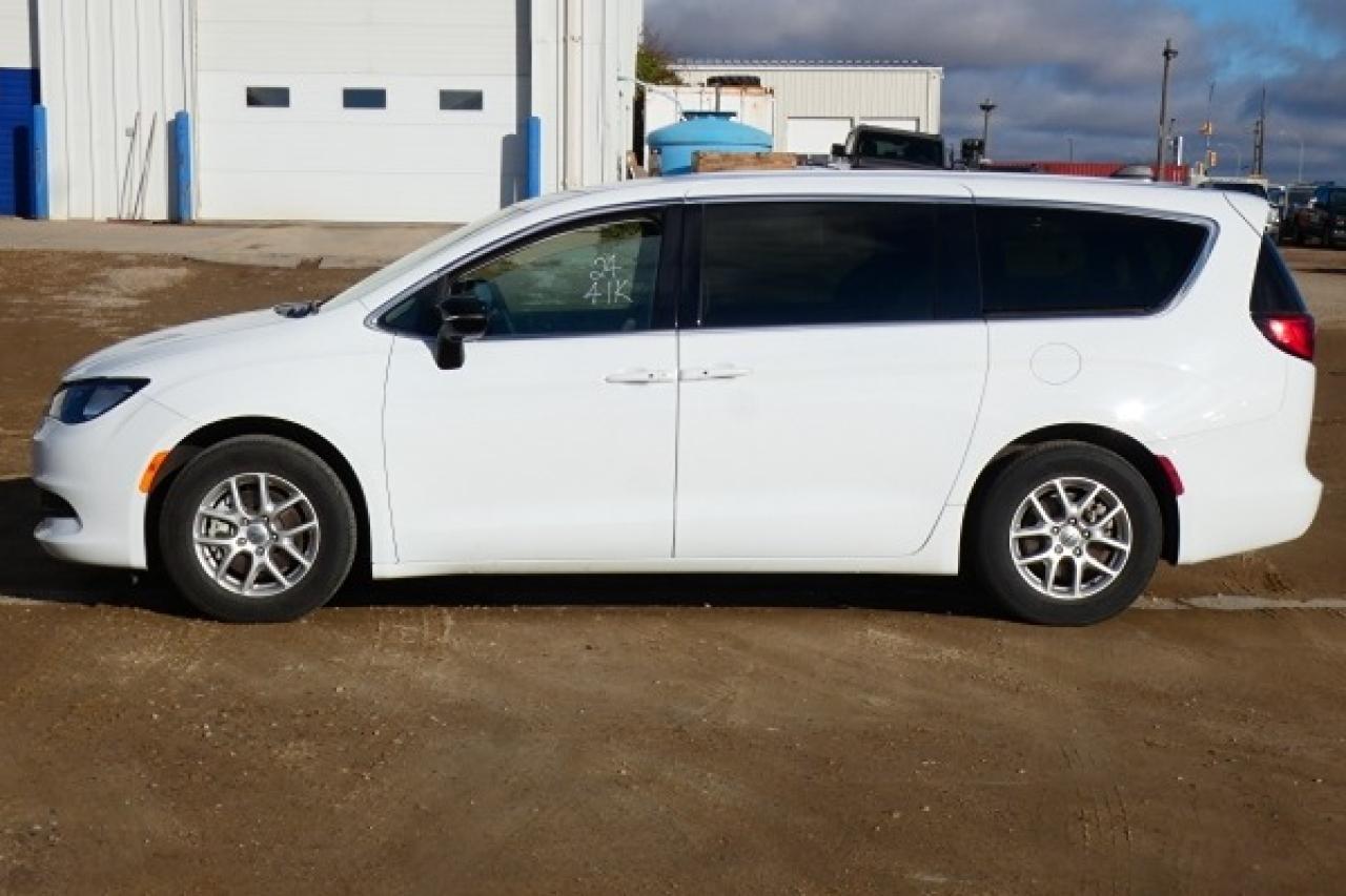 2024 Chrysler Grand Caravan SXT 2WD w/Htd cloth, Htd wheel, NAV, BUC
