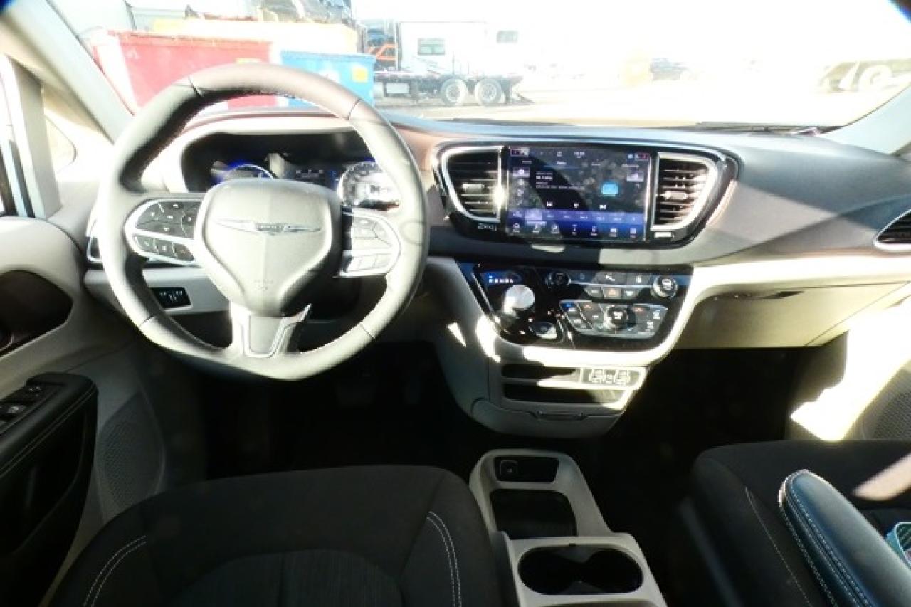 2024 Chrysler Grand Caravan SXT 2WD w/Htd cloth, Htd wheel, NAV, BUC - Photo #13