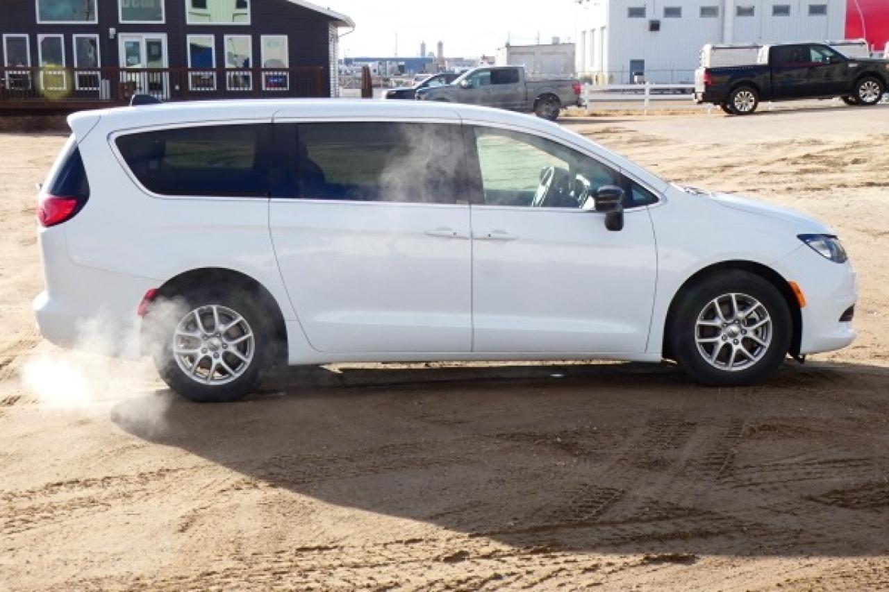 2024 Chrysler Grand Caravan SXT 2WD w/Htd cloth, Htd wheel, NAV, BUC - Photo #5