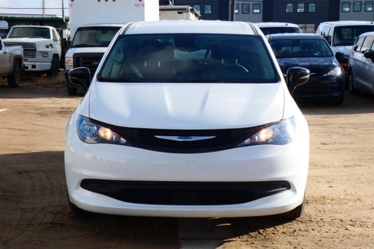 2024 Chrysler Grand Caravan SXT 2WD w/Htd cloth, Htd wheel, NAV, BUC - Photo #3