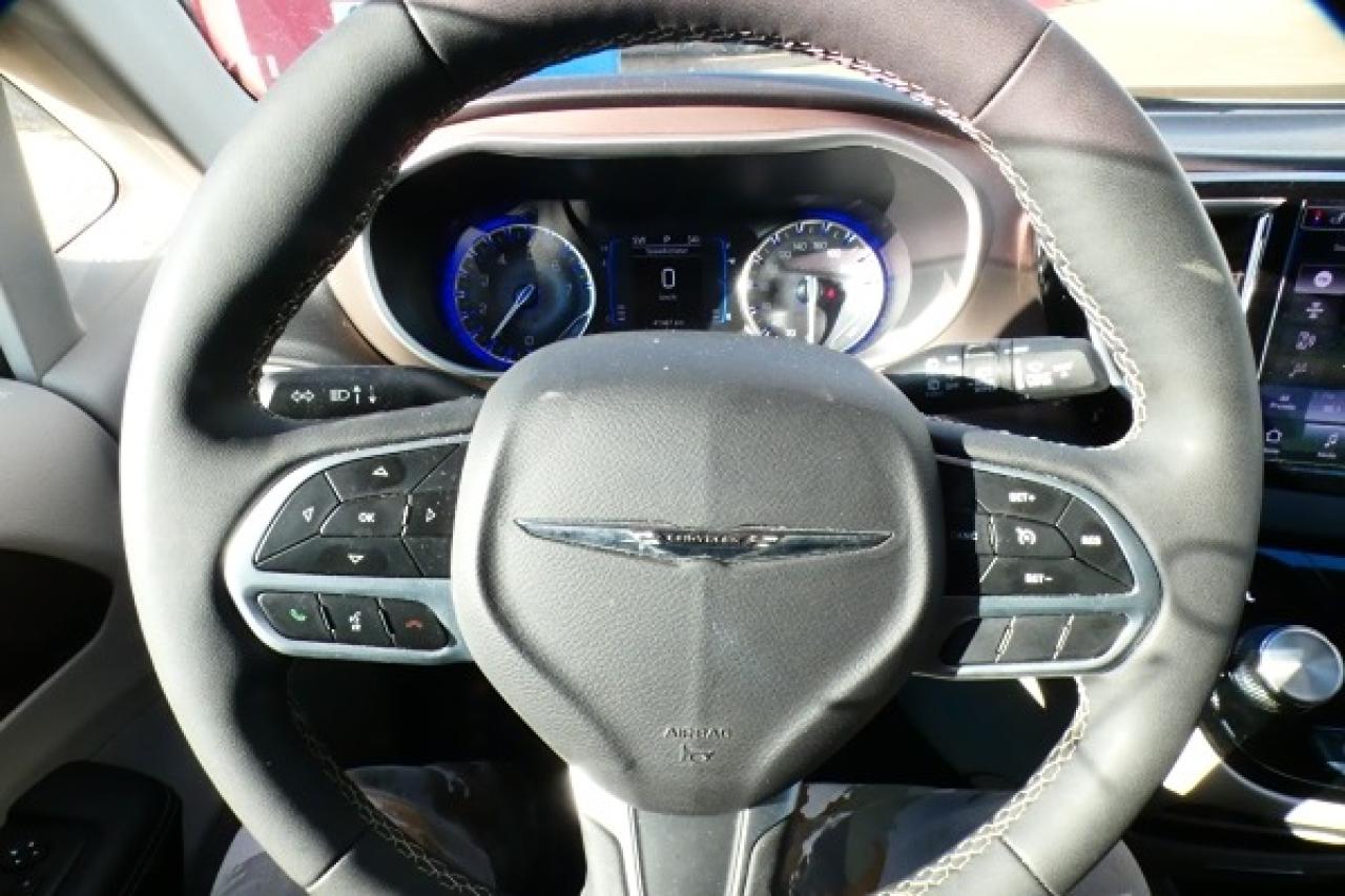 2024 Chrysler Grand Caravan SXT 2WD w/Htd cloth, Htd wheel, NAV, BUC - Photo #14