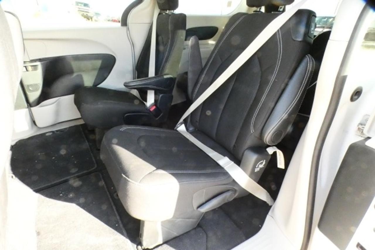 2024 Chrysler Grand Caravan SXT 2WD w/Htd cloth, Htd wheel, NAV, BUC - Photo #11