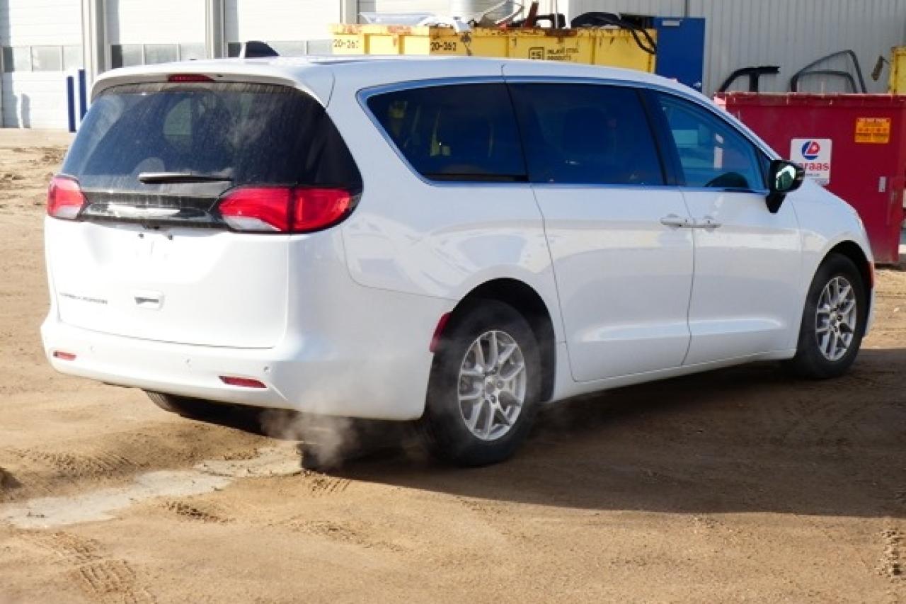 2024 Chrysler Grand Caravan SXT 2WD w/Htd cloth, Htd wheel, NAV, BUC - Photo #6