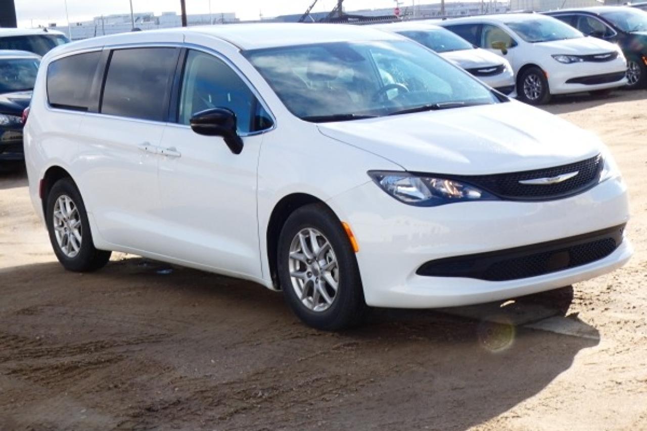 2024 Chrysler Grand Caravan SXT 2WD w/Htd cloth, Htd wheel, NAV, BUC - Photo #4