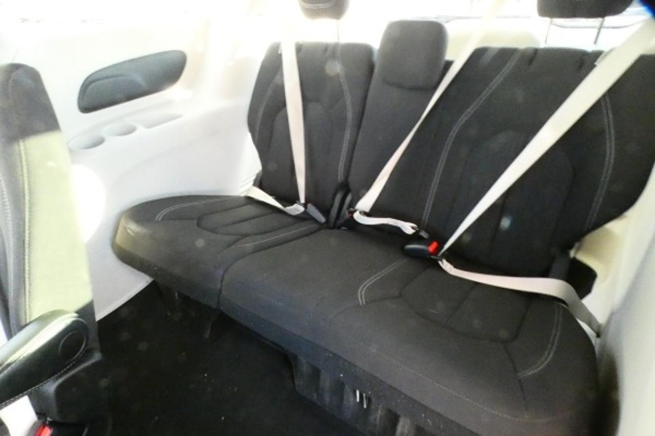 2024 Chrysler Grand Caravan SXT 2WD w/Htd cloth, Htd wheel, NAV, BUC - Photo #10