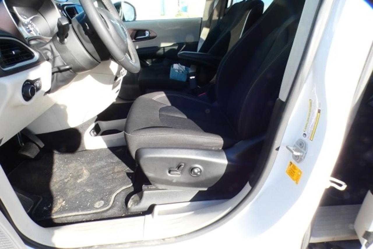 2024 Chrysler Grand Caravan SXT 2WD w/Htd cloth, Htd wheel, NAV, BUC - Photo #12