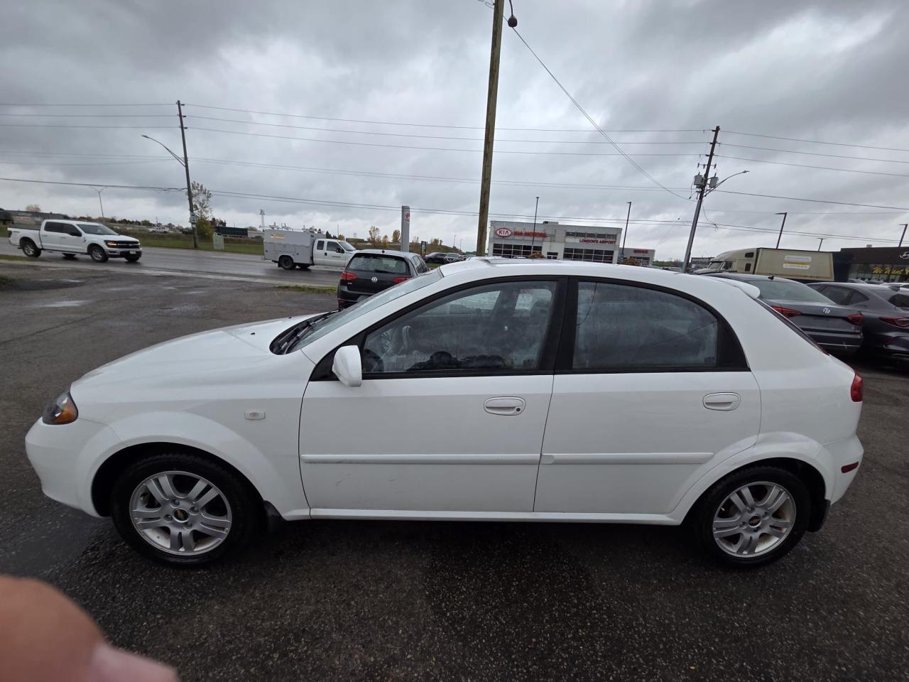 2006 Chevrolet Optra5 LT, HATCH, AUTO, LOW KMS, ONLY 44,000KMS, CERT - Photo #2