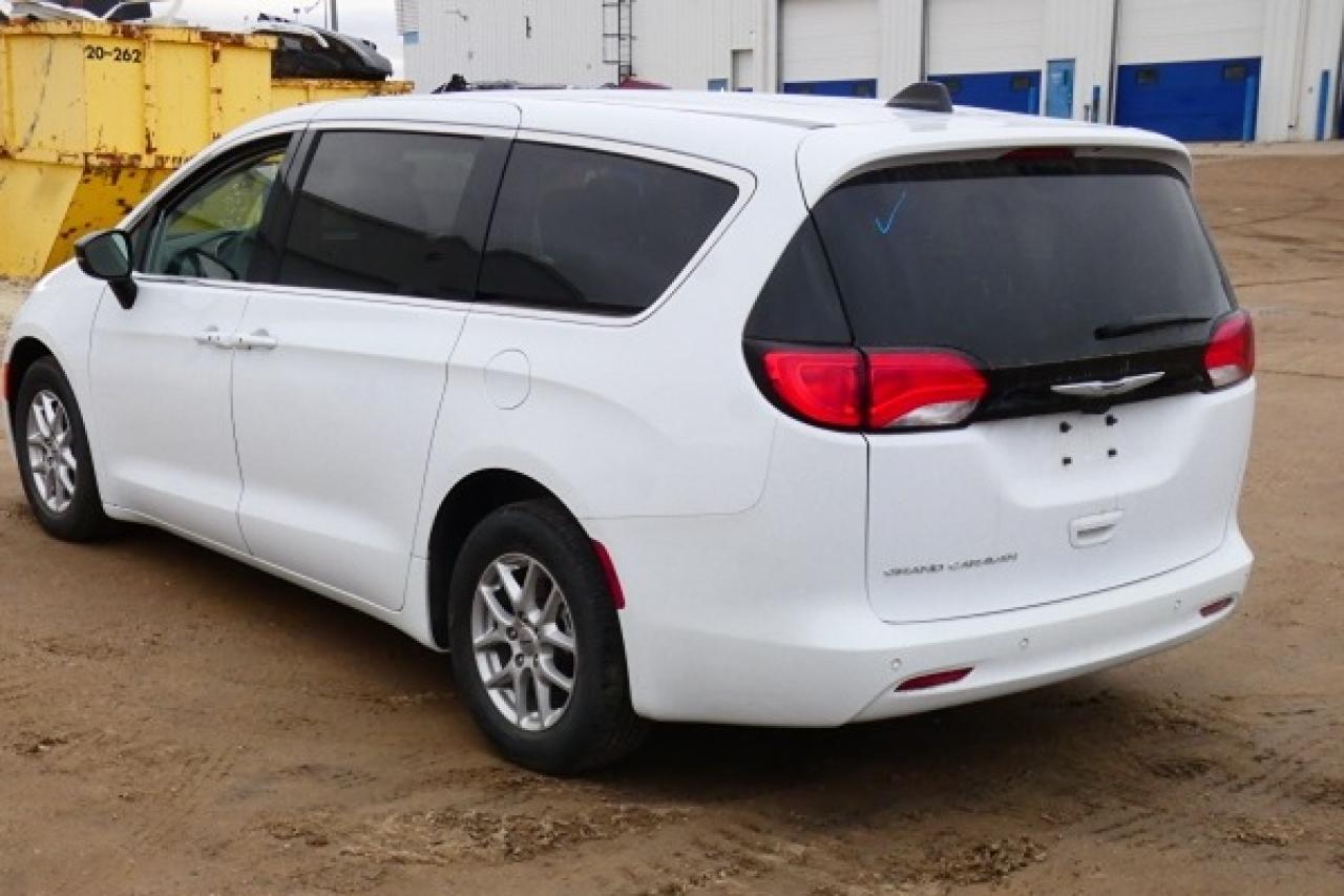 2024 Chrysler Grand Caravan SXT 2WD w/Htd cloth, Htd wheel, NAV, BUC - Photo #8