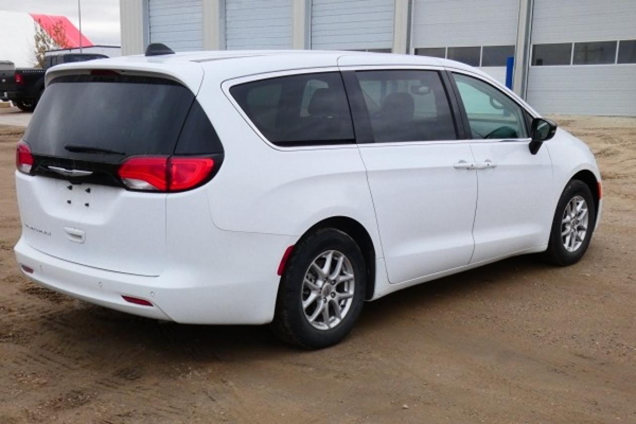 2024 Chrysler Grand Caravan SXT 2WD w/Htd cloth, Htd wheel, NAV, BUC - Photo #6