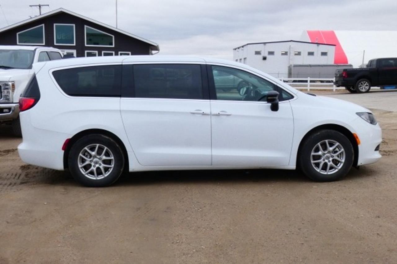 2024 Chrysler Grand Caravan SXT 2WD w/Htd cloth, Htd wheel, NAV, BUC - Photo #5