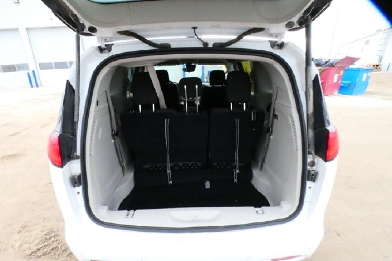 2024 Chrysler Grand Caravan SXT 2WD w/Htd cloth, Htd wheel, NAV, BUC - Photo #9