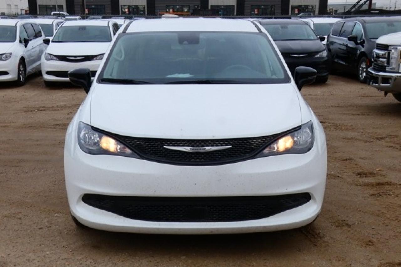 2024 Chrysler Grand Caravan SXT 2WD w/Htd cloth, Htd wheel, NAV, BUC - Photo #3