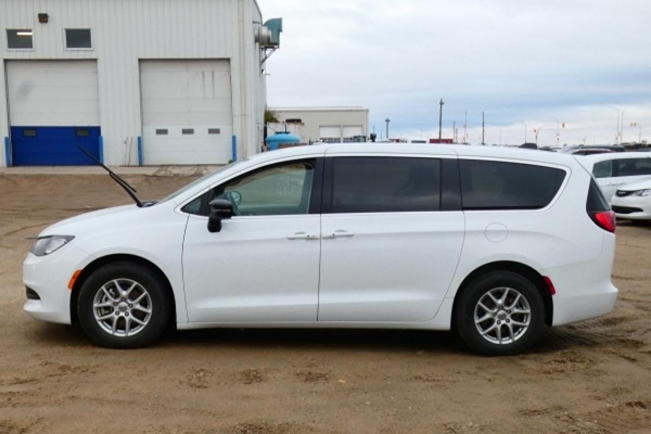 2024 Chrysler Grand Caravan SXT 2WD w/Htd cloth, Htd wheel, NAV, BUC - Photo #1