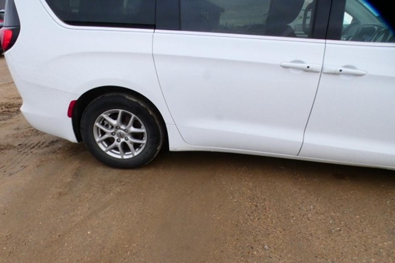 2024 Chrysler Grand Caravan SXT 2WD w/Htd cloth, Htd wheel, NAV, BUC - Photo #24