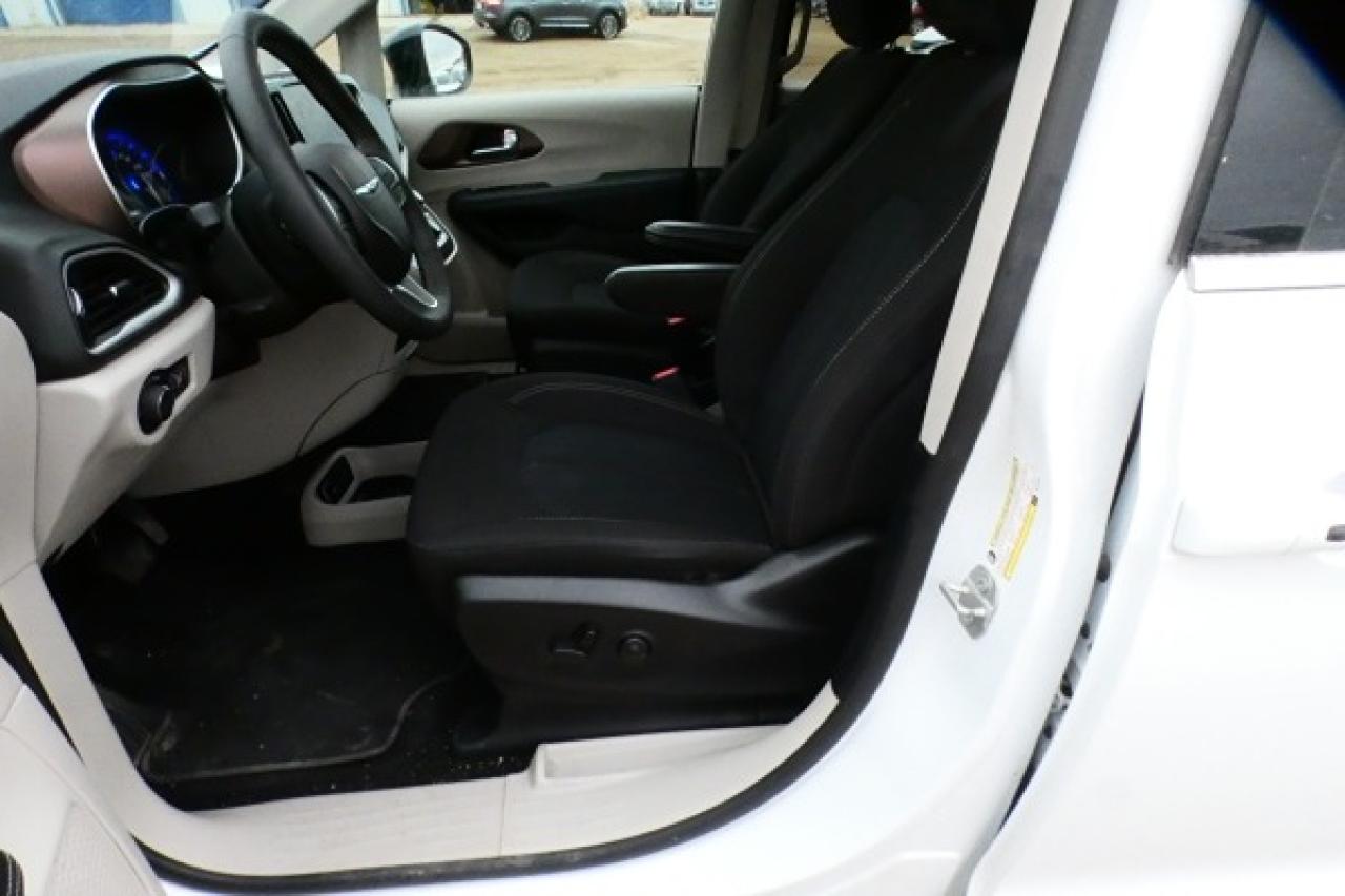 2024 Chrysler Grand Caravan SXT 2WD w/Htd cloth, Htd wheel, NAV, BUC - Photo #12