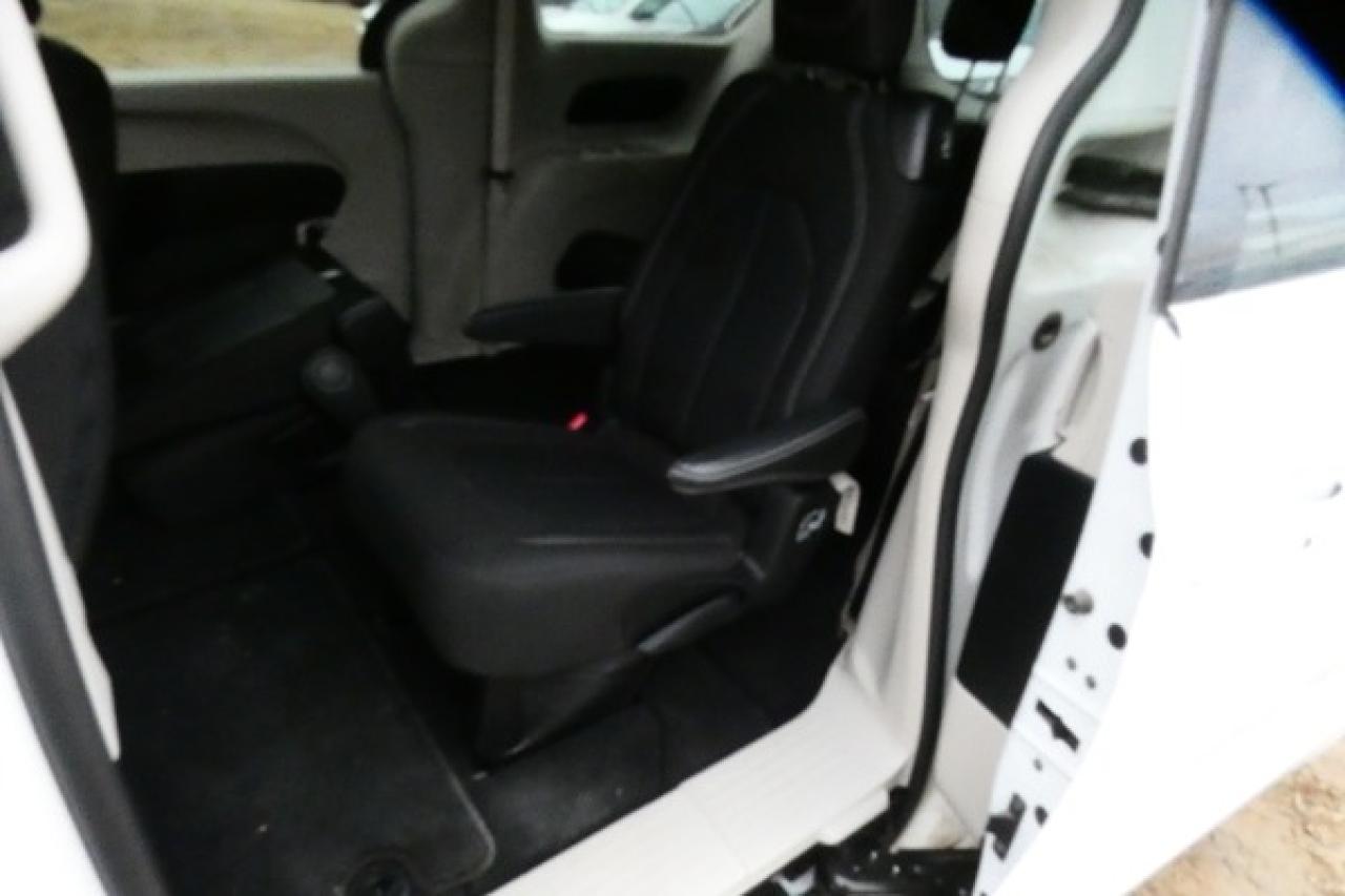 2024 Chrysler Grand Caravan SXT 2WD w/Htd cloth, Htd wheel, NAV, BUC - Photo #11