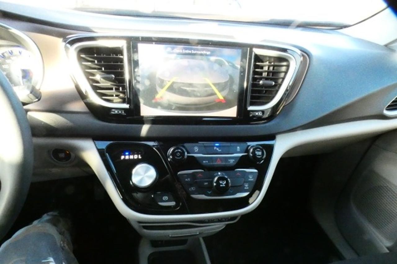 2024 Chrysler Grand Caravan SXT 2WD w/Htd cloth, Htd wheel, NAV, BUC - Photo #17