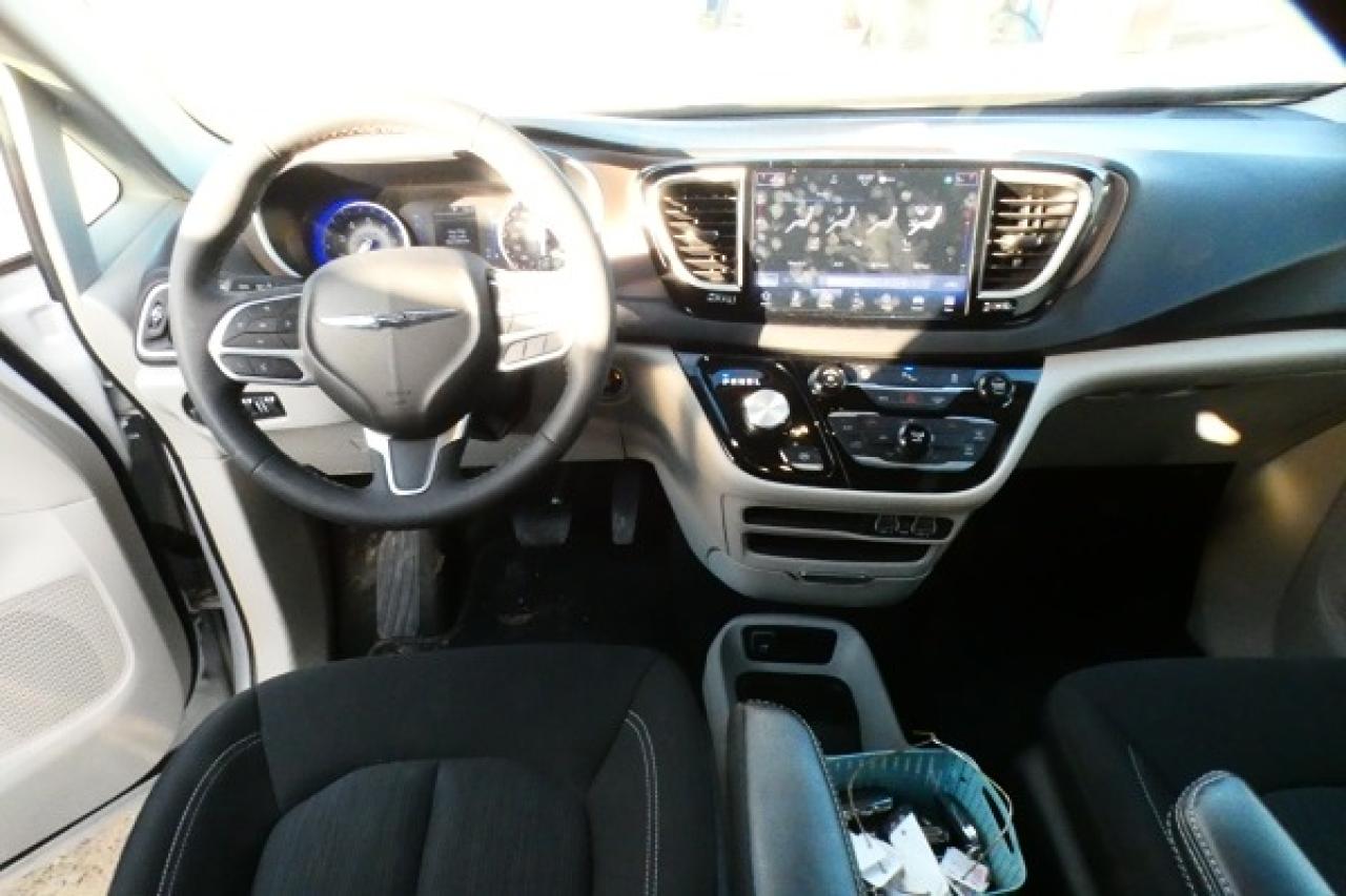 2024 Chrysler Grand Caravan SXT 2WD w/Htd cloth, Htd wheel, NAV, BUC - Photo #13