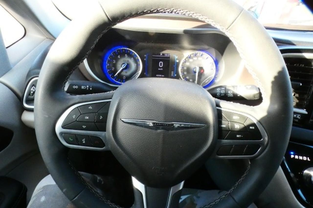 2024 Chrysler Grand Caravan SXT 2WD w/Htd cloth, Htd wheel, NAV, BUC - Photo #14