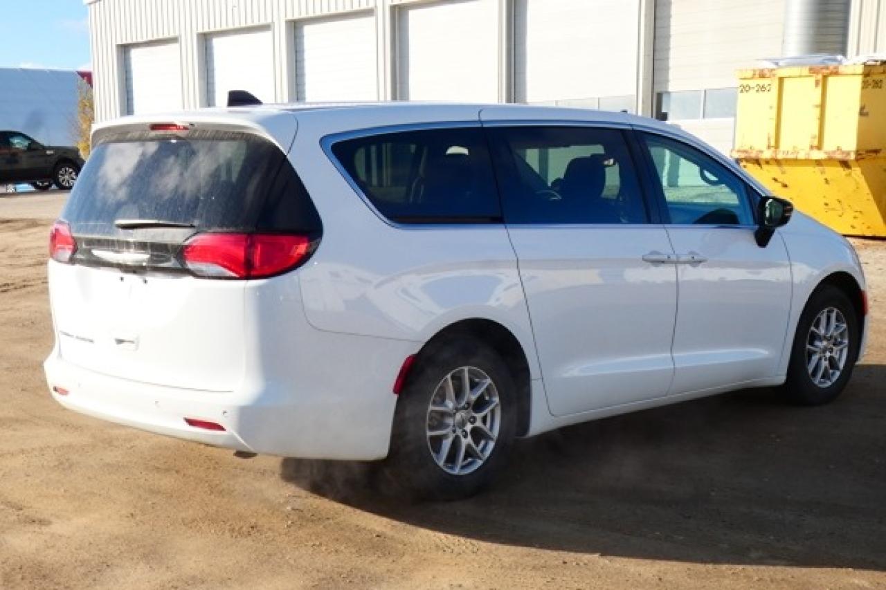 2024 Chrysler Grand Caravan SXT 2WD w/Htd cloth, Htd wheel, NAV, BUC - Photo #6