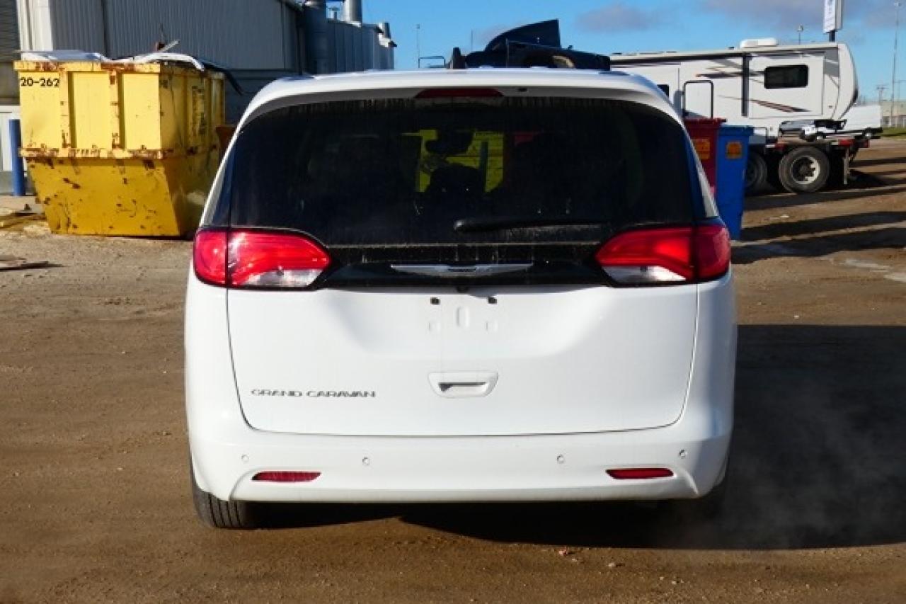 2024 Chrysler Grand Caravan SXT 2WD w/Htd cloth, Htd wheel, NAV, BUC - Photo #7