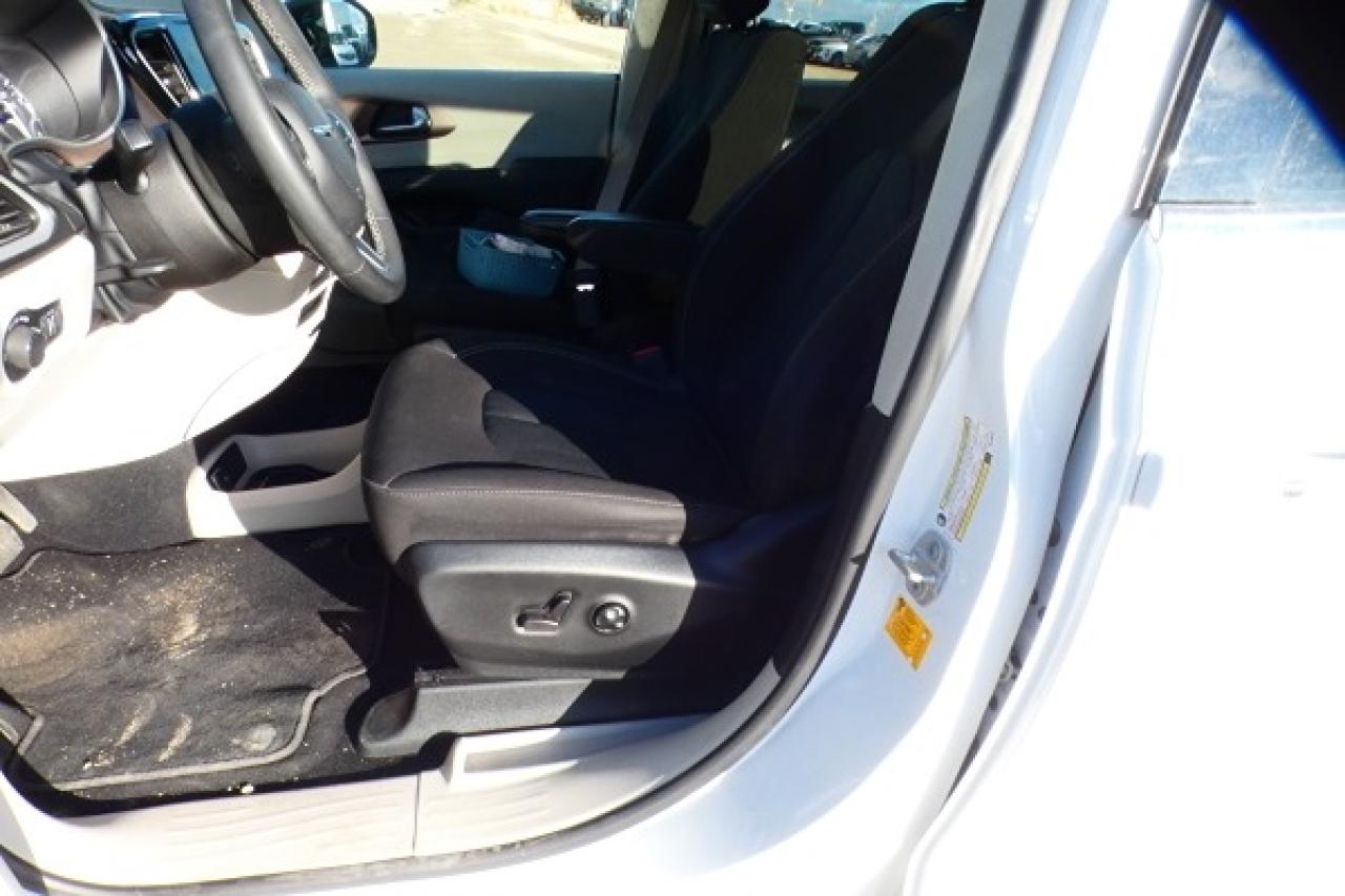 2024 Chrysler Grand Caravan SXT 2WD w/Htd cloth, Htd wheel, NAV, BUC - Photo #12