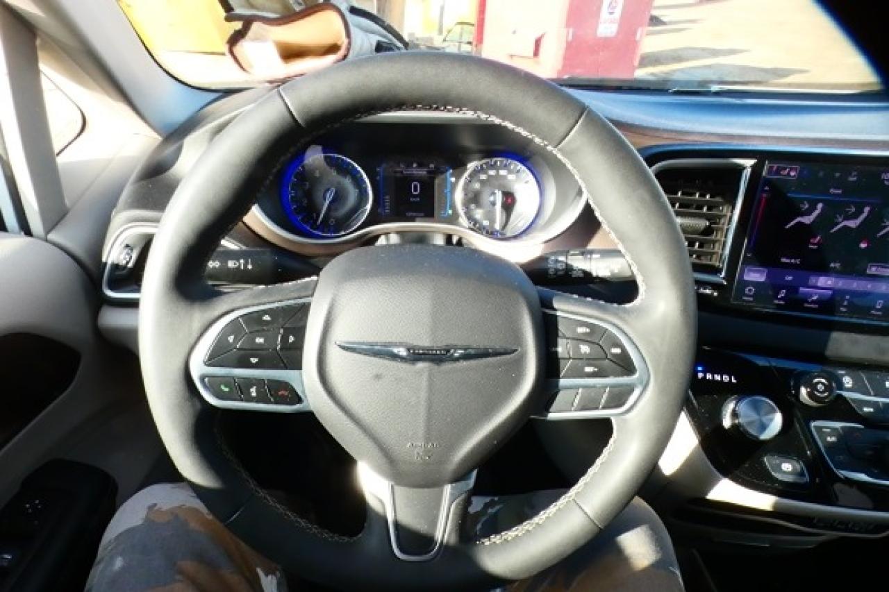 2024 Chrysler Grand Caravan SXT 2WD w/Htd cloth, Htd wheel, NAV, BUC - Photo #14